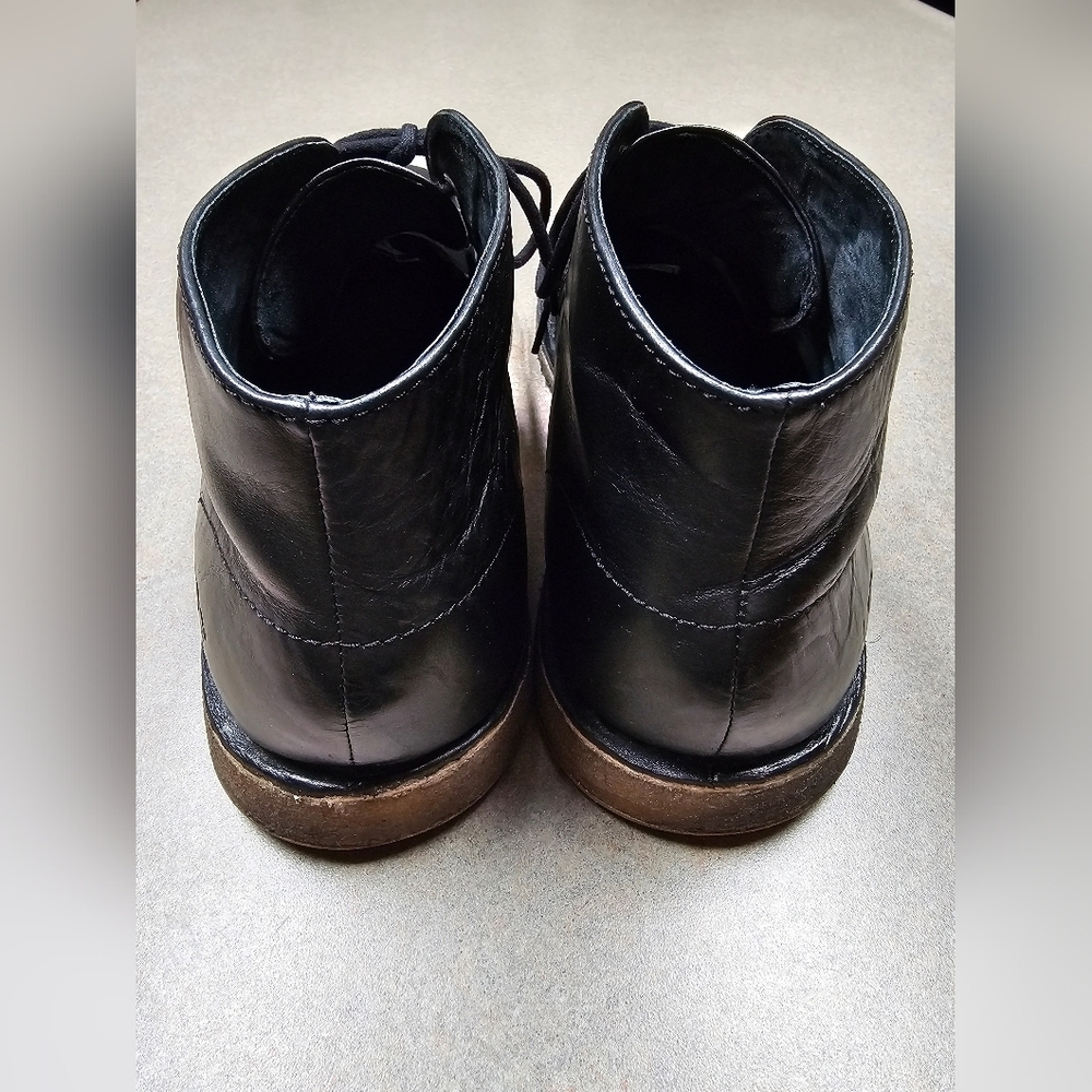 UGG Leighton 3275 Mens Size 11.5 Chukka Boots Black Leather Crepe Sole Ankle - Picture 2 of 12